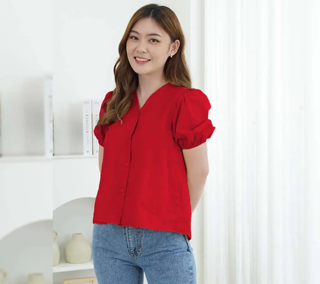 Alanna Blouse Wanita – Sentuhan Feminin dengan Detail Cantik Alanna blouse wanita dengan detail lipit dan lengan puff, memberi kesan feminin dan modis
