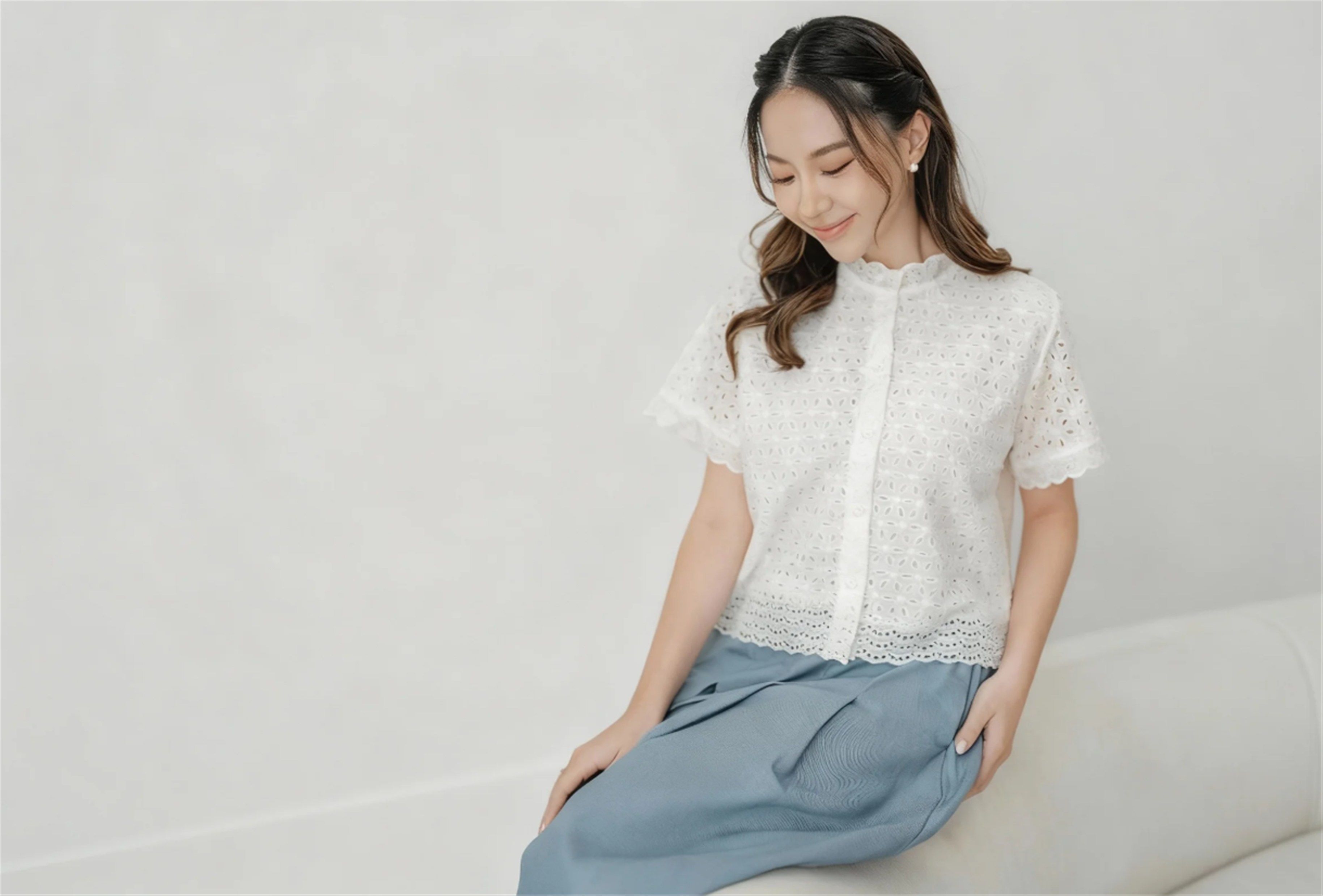 Sherlyn Blouse Atasan Katun Bordir, Sherlyn Blouse: Detail Bordir Cantik, Gaya Lookbook Daily dengan Sherlyn Blouse. Sherlyn Blouse atasan katun bordir lengan panjang warna putih, Foto detail bordiran cantik pada Sherlyn Blouse, Model memakai Sherlyn Blouse katun bordir dengan gaya casual