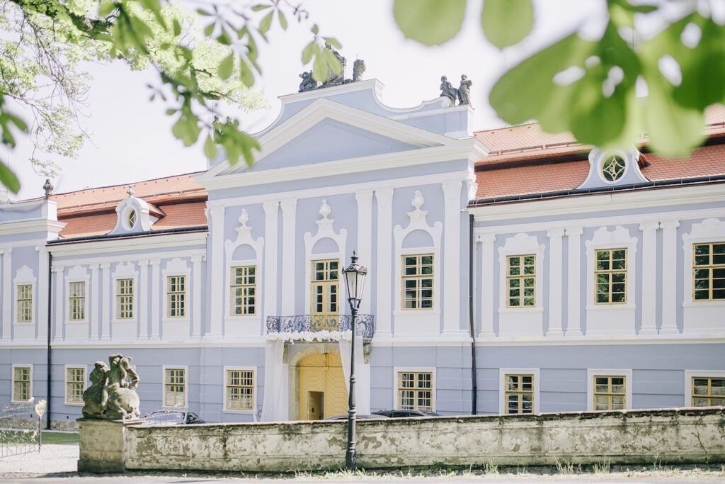 Pohádková svatba Dominiky a Pavla na zámku Peruc 4 loveweddings svatba v zamku peruc luxusni svatby na klic 1 min