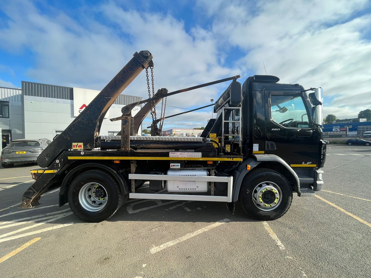 Ready to go DAF LF 260, Skip Loader, 260, 18 Tonne, Day Cab, 6-Speed Manual Gearbox, Rear Window in Cab, 2 Seats in Cab, Multi Function Steering Wheel, Radio, Hyva Autosheet, , -, - | for sale at MV Commercial, the UKs leading Truck, Trailers and Van supplier. (LN68ZHX 100122)