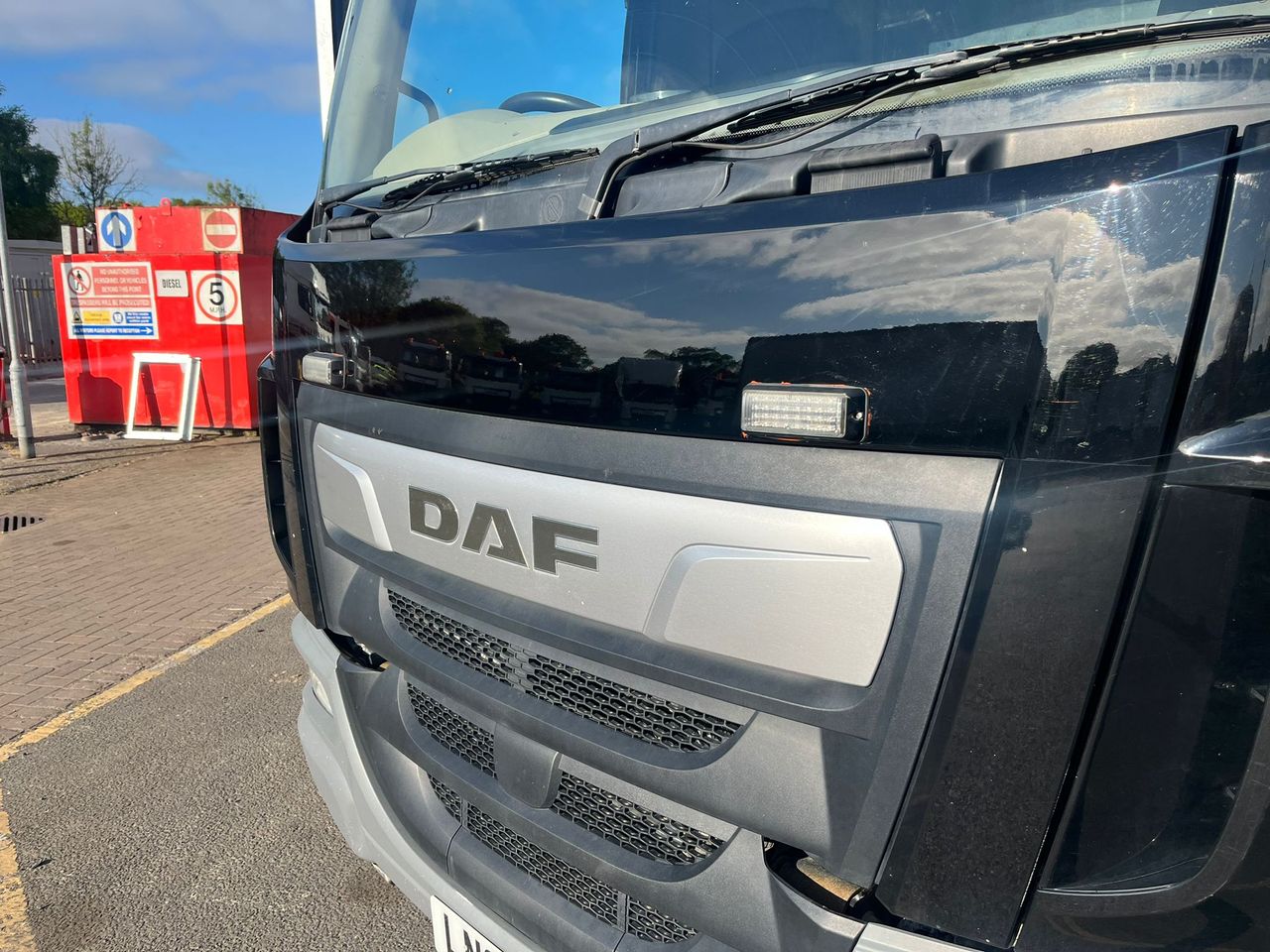 Ready to go DAF LF 260, Skip Loader, 260, 18 Tonne, Day Cab, 6-Speed Manual Gearbox, Rear Window in Cab, 2 Seats in Cab, Multi Function Steering Wheel, Radio, Hyva Autosheet, , -, - | for sale at MV Commercial, the UKs leading Truck, Trailers and Van supplier. (LN68ZHX 100124)