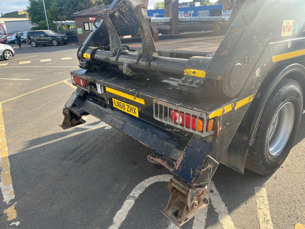 Ready to go DAF LF 260, Skip Loader, 260, 18 Tonne, Day Cab, 6-Speed Manual Gearbox, Rear Window in Cab, 2 Seats in Cab, Multi Function Steering Wheel, Radio, Hyva Autosheet, , -, - | for sale at MV Commercial, the UKs leading Truck, Trailers and Van supplier. (LN68ZHX 100127)