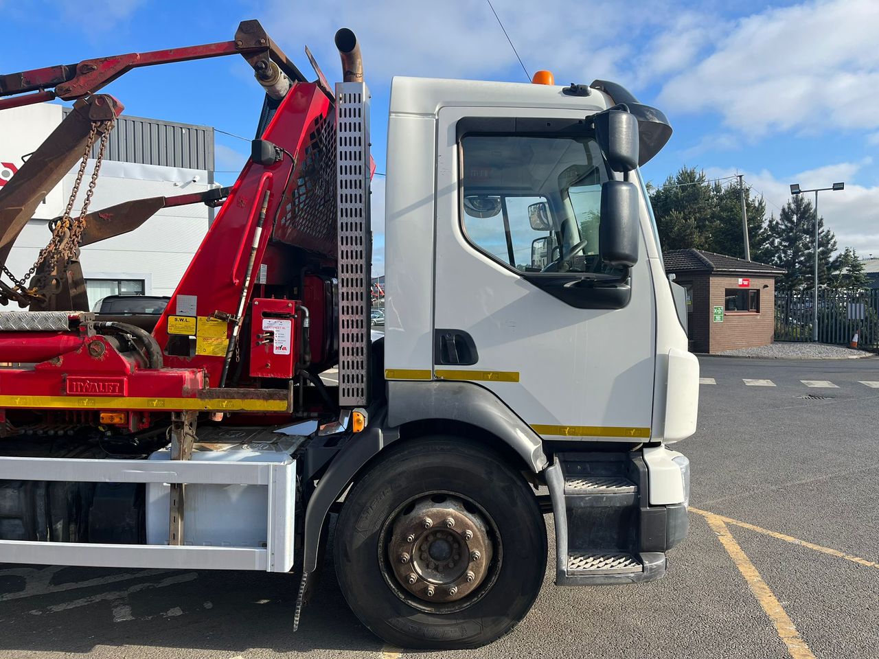 Ready to go Volvo FL, Skip Loader, Unknown, 18 Tonne, Day Cab, 8-Speed Manual Gearbox, Easy Sheet System, Cab Sunvisor , Beacons, Skip Stays, 2 Seats in Cab, , Hyva , - | for sale at MV Commercial, the UKs leading Truck, Trailers and Van supplier. (SO18ZCL 100149)