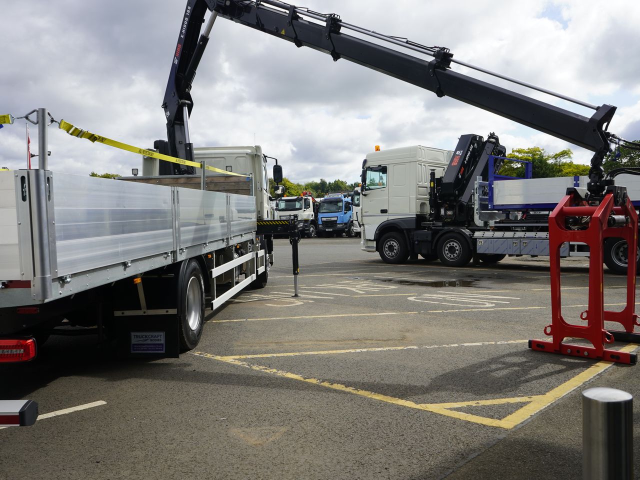 Ready to go DAF CF 320, Flatbed, 320, 18 Tonne, Space Cab, Automatic, Air Conditioning, Cab Heater, Cab Sunvisor , DAF Sound System, Factory Fitted PTO, , HIAB, X-HIDUO 188 B-3 | for sale at MV Commercial, the UKs leading Truck, Trailers and Van supplier. (SN24YMH 105161)