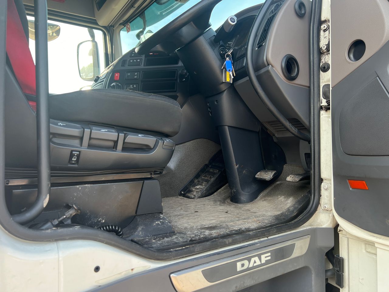 Ready to go DAF FTG XF480, Tractor Unit, 480, 44 Tonne, Space Cab, Automatic, Multi Function Steering Wheel, Air Conditioning, Double Bunk, Cab Fridge, Height Indicator, , -, - | for sale at MV Commercial, the UKs leading Truck, Trailers and Van supplier. (PJ68KZM 224804)