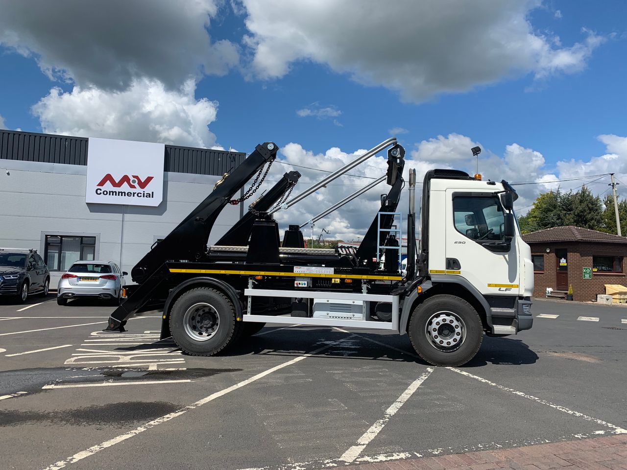 Ready to go DAF LF 290, Skip Loader, 290, 18 Tonne, Day Cab, Manual, 3 Seats in Cab, Air Conditioning, Beacons, Cab Sunvisor , Electric Windows, , Hyva , - | for sale at MV Commercial, the UKs leading Truck, Trailers and Van supplier. (LT19EFZ 32074)