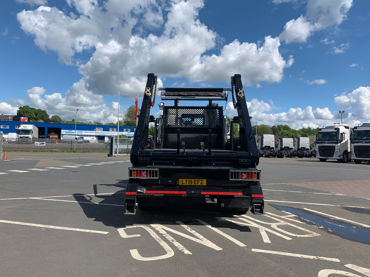 Ready to go DAF LF 290, Skip Loader, 290, 18 Tonne, Day Cab, Manual, 3 Seats in Cab, Air Conditioning, Beacons, Cab Sunvisor , Electric Windows, , Hyva , - | for sale at MV Commercial, the UKs leading Truck, Trailers and Van supplier. (LT19EFZ 32075)