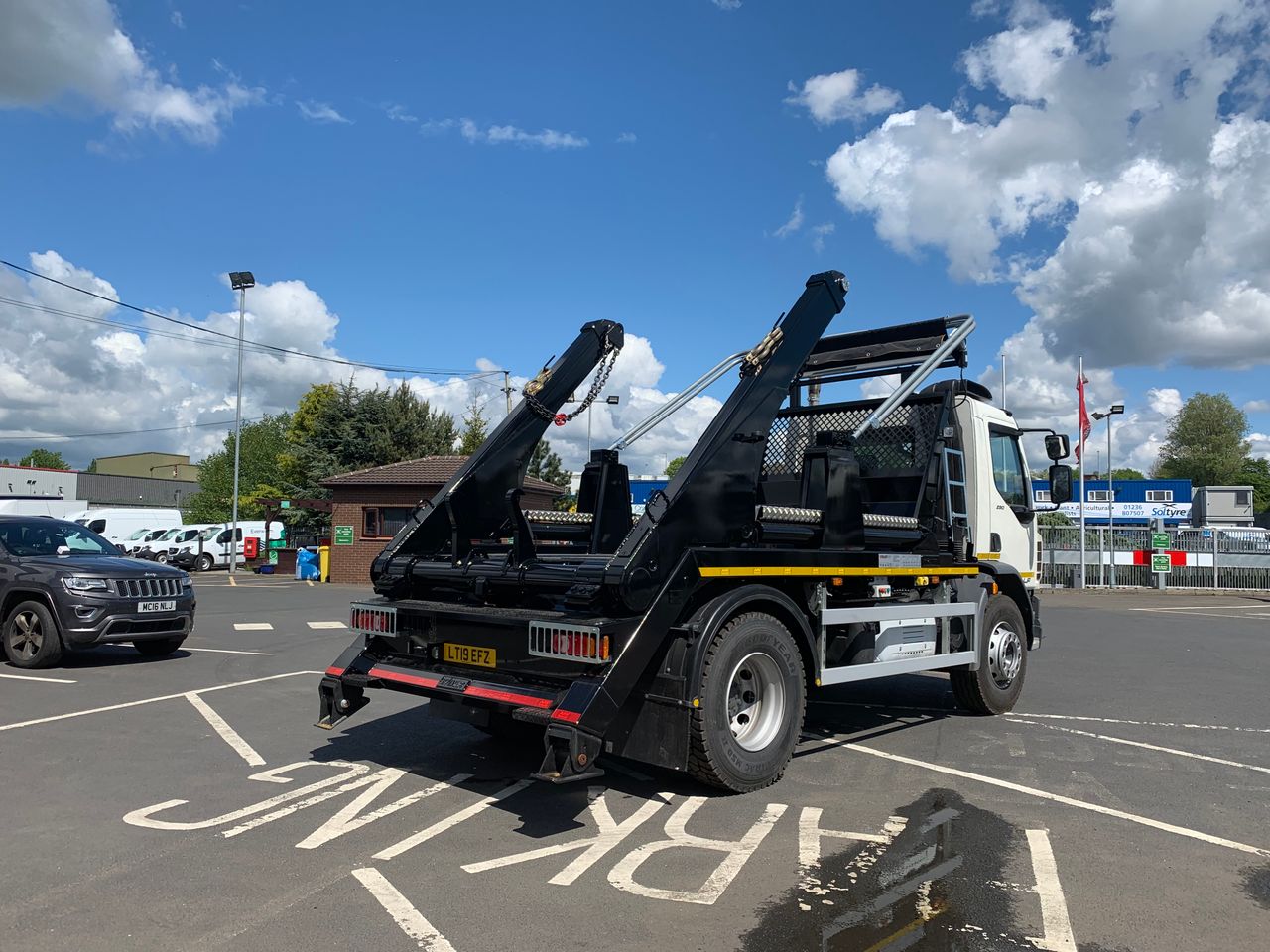 Ready to go DAF LF 290, Skip Loader, 290, 18 Tonne, Day Cab, Manual, 3 Seats in Cab, Air Conditioning, Beacons, Cab Sunvisor , Electric Windows, , Hyva , - | for sale at MV Commercial, the UKs leading Truck, Trailers and Van supplier. (LT19EFZ 32076)