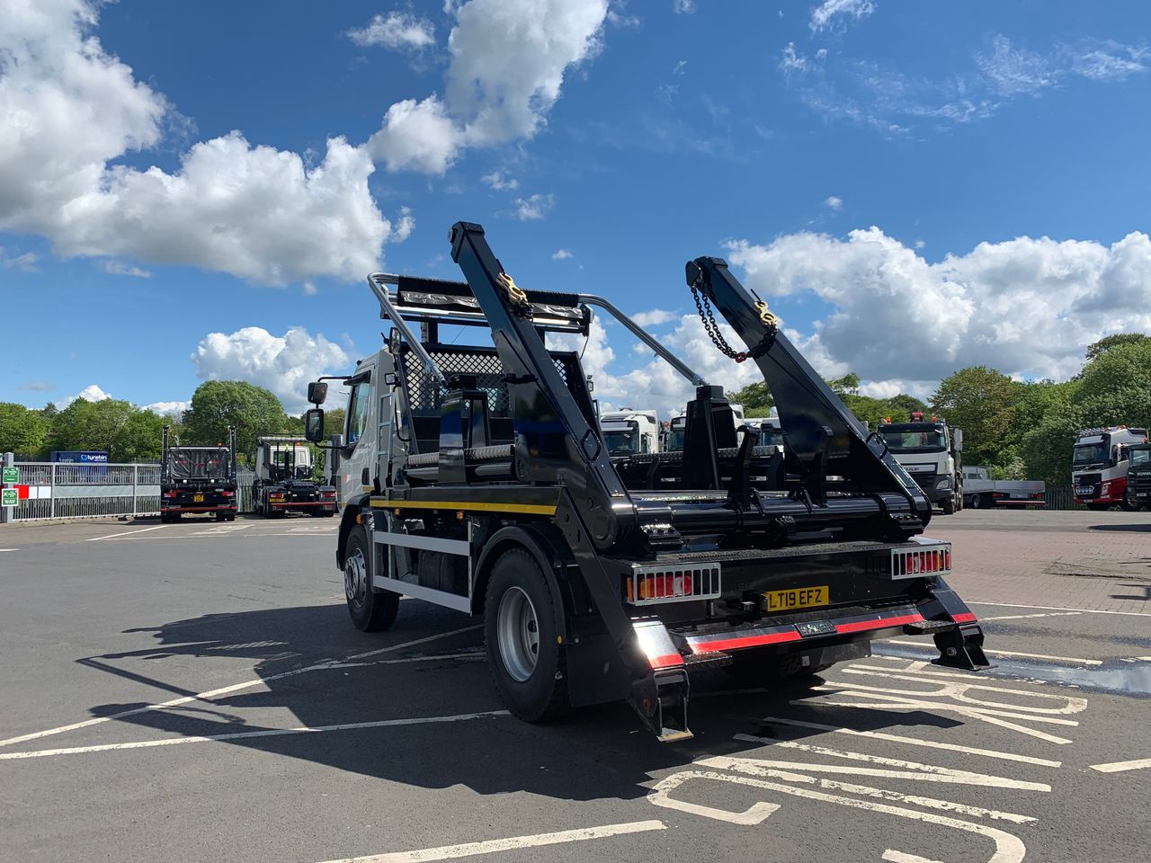 Ready to go DAF LF 290, Skip Loader, 290, 18 Tonne, Day Cab, Manual, 3 Seats in Cab, Air Conditioning, Beacons, Cab Sunvisor , Electric Windows, , Hyva , - | for sale at MV Commercial, the UKs leading Truck, Trailers and Van supplier. (LT19EFZ 32077)