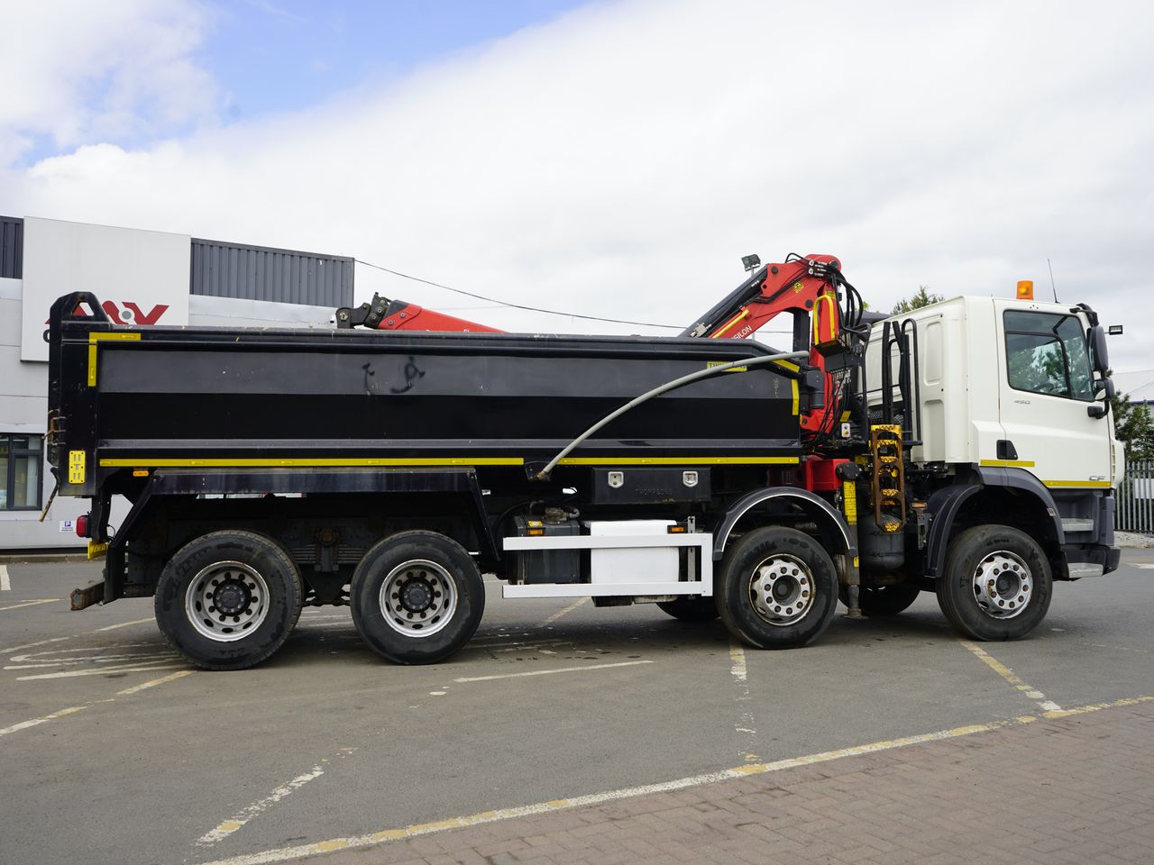 Ready to go DAF CF 450, Tipper Grab, 450, 32 Tonne, Day Cab, Automatic, 2 x Cup Holders, Air Conditioning, Bluetooth Audio Streaming, Bluetooth Phone, Camera System, , Palfinger Epsilon, M125L | for sale at MV Commercial, the UKs leading Truck, Trailers and Van supplier. (NX21VGJ 340267)