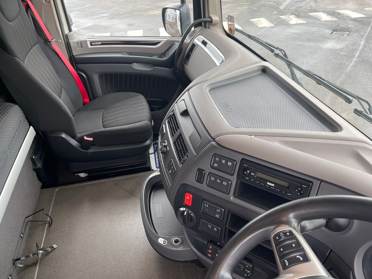 Ready to go DAF XF 480, Tractor Unit, 480, 44 Tonne, Space Cab, Automatic, Alloy Fuel Tank, Cab Sunvisor , Central Locking, Driver Comfort Air Seat with Red Seatbelts, Jost Sliding 5th Wheel, , -, - | for sale at MV Commercial, the UKs leading Truck, Trailers and Van supplier. (PN70CYJ 372454)