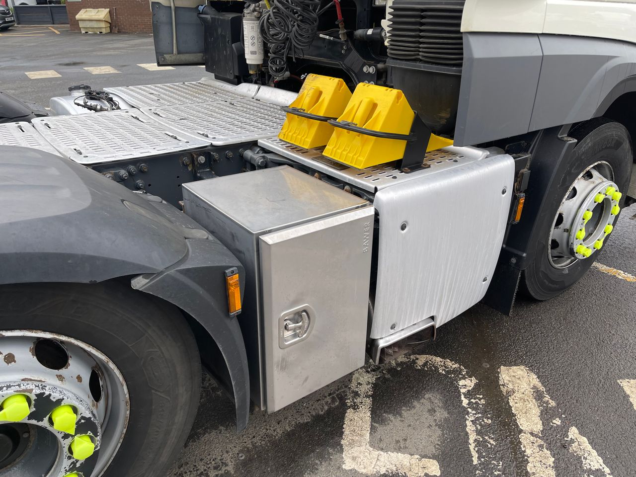Ready to go DAF XF 480, Tractor Unit, 480, 44 Tonne, Space Cab, Automatic, Alloy Fuel Tank, Cab Sunvisor , Central Locking, Driver Comfort Air Seat with Red Seatbelts, Jost Sliding 5th Wheel, , -, - | for sale at MV Commercial, the UKs leading Truck, Trailers and Van supplier. (PN70CYJ 372458)