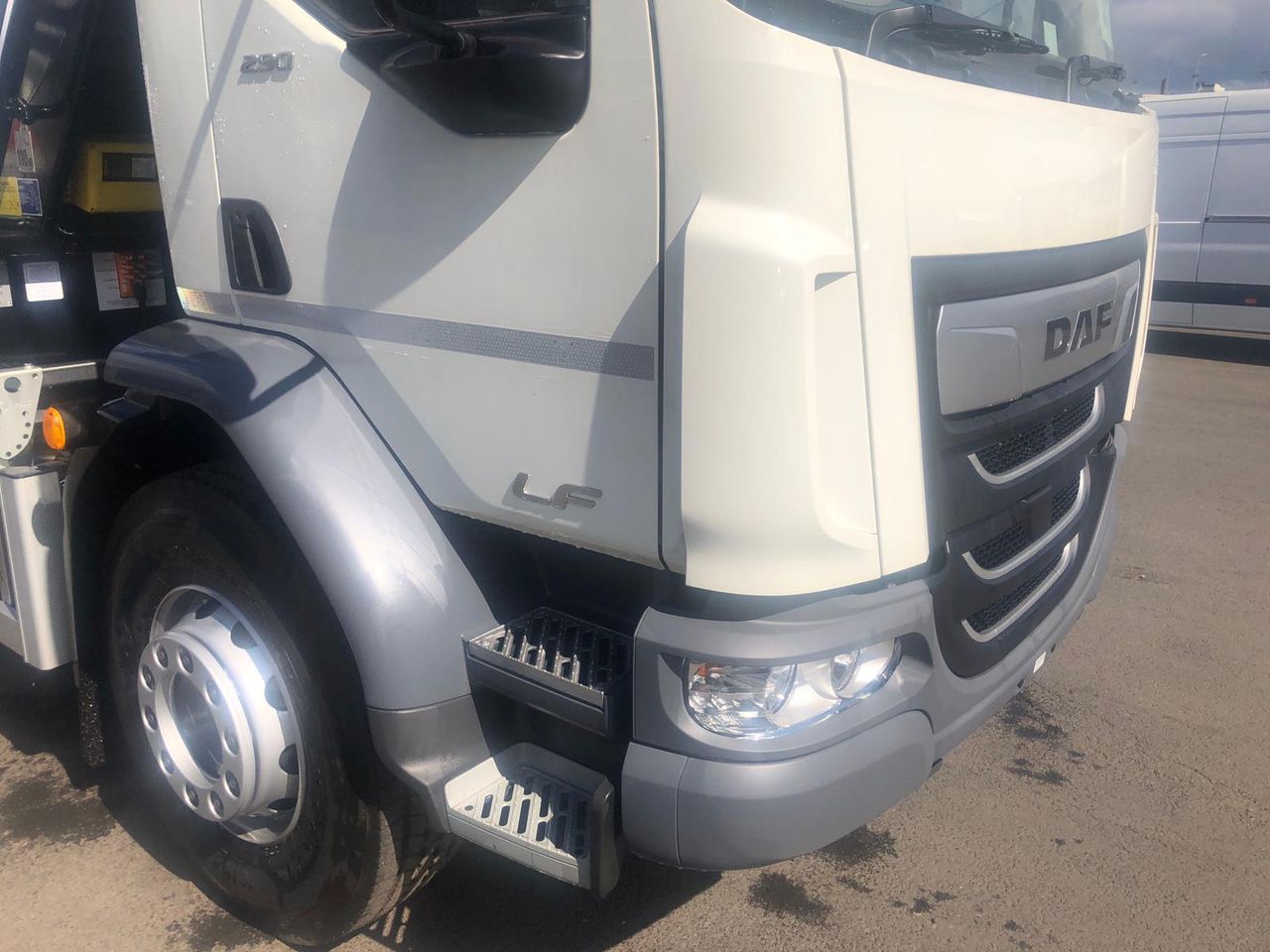 Ready to go DAF LF 290, Skip Loader, 290, 18 Tonne, Day Cab, Manual, 3 Seats in Cab, Access Ladder, Air Conditioning, Beacons, CD Player, , Boughton, - | for sale at MV Commercial, the UKs leading Truck, Trailers and Van supplier. (SL21YXT 65087)