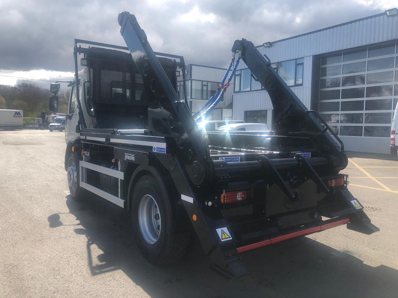 Ready to go DAF LF 290, Skip Loader, 290, 18 Tonne, Day Cab, 6-Speed Manual Gearbox, 3 Seats in Cab, Access Ladder, Air Conditioning, Beacons, CD Player, , Boughton, - | for sale at MV Commercial, the UKs leading Truck, Trailers and Van supplier. (SN72YDX 70780)