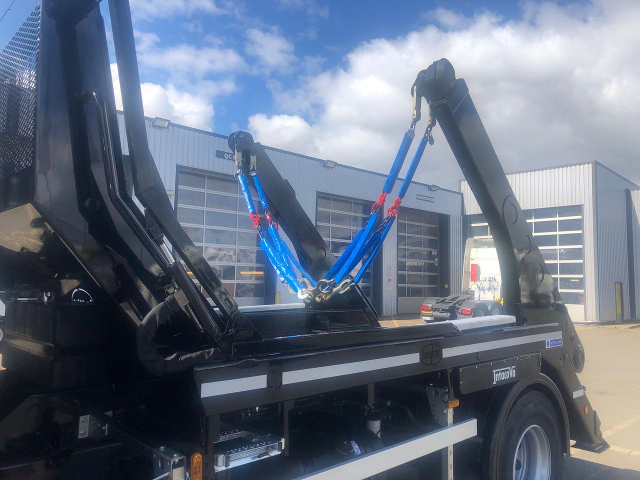 Ready to go DAF LF 290, Skip Loader, 290, 18 Tonne, Day Cab, 6-Speed Manual Gearbox, 3 Seats in Cab, Access Ladder, Air Conditioning, Beacons, CD Player, , Boughton, - | for sale at MV Commercial, the UKs leading Truck, Trailers and Van supplier. (SN72YDX 70796)