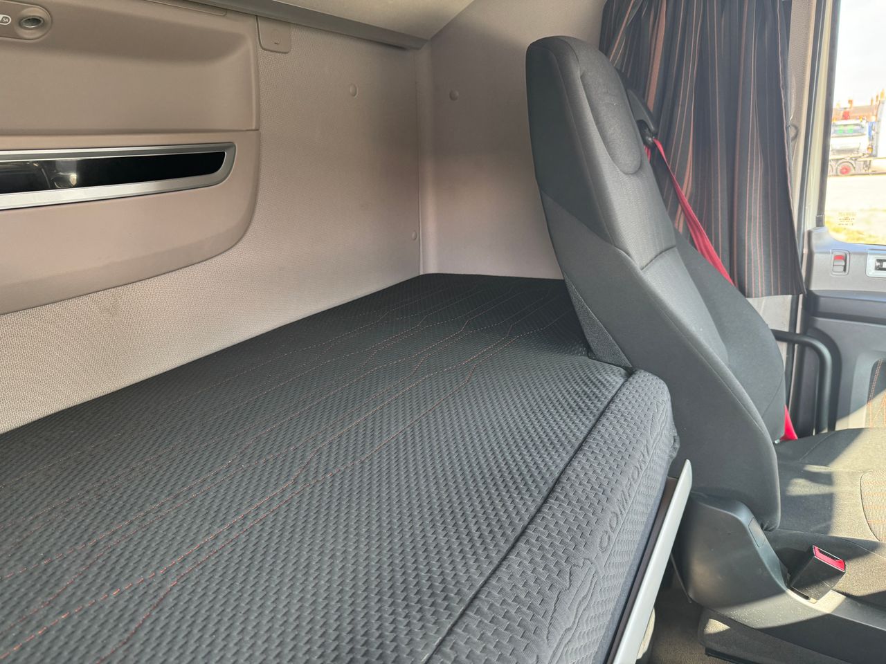 Ready to go DAF XF 480, Tractor Unit, 480, 44 Tonne, Space Cab, Automatic, Alloy Fuel Tank, Cab Sunvisor , Central Locking, Driver Comfort Air Seat with Red Seatbelts, In Cab Fridge, , -, - | for sale at MV Commercial, the UKs leading Truck, Trailers and Van supplier. (PN70DGV 898620)