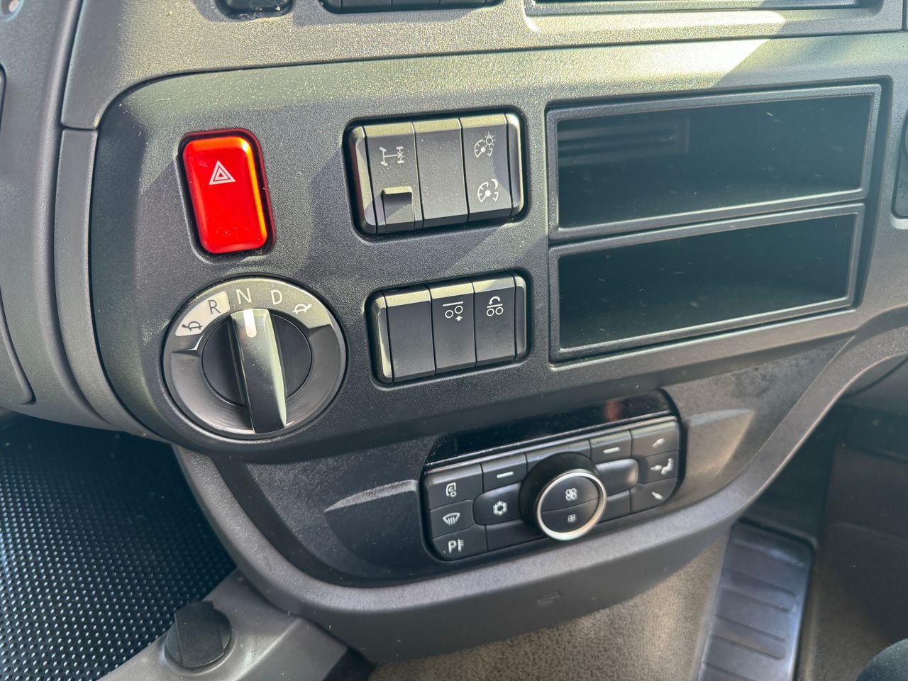 Ready to go DAF XF 480, Tractor Unit, 480, 44 Tonne, Space Cab, Automatic, Alloy Fuel Tank, Cab Sunvisor , Central Locking, Driver Comfort Air Seat with Red Seatbelts, In Cab Fridge, , -, - | for sale at MV Commercial, the UKs leading Truck, Trailers and Van supplier. (PN70DGV 898623)