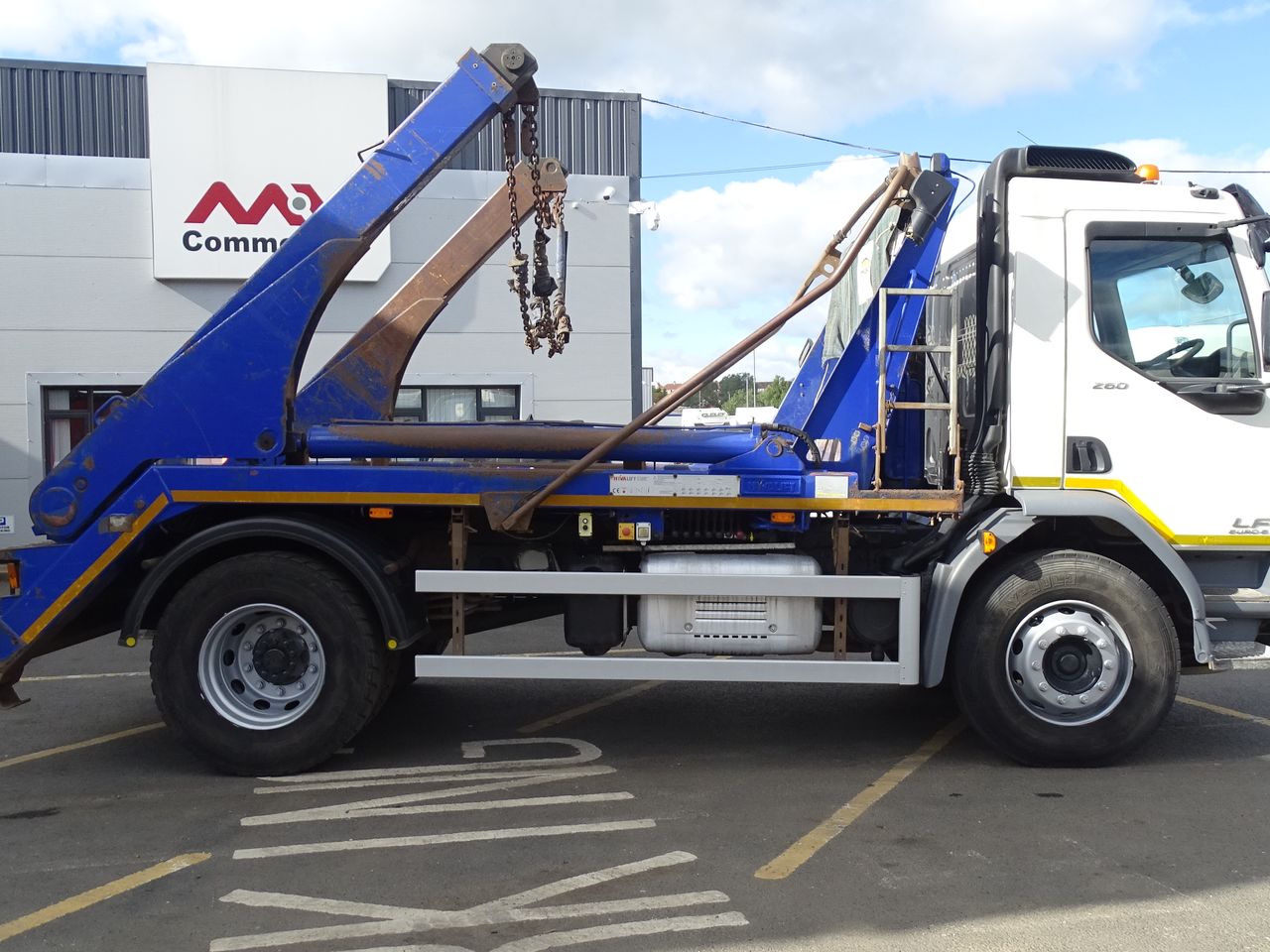 Ready to go DAF LF 260, Skip Loader, 260, 18 Tonne, Day Cab, 6-Speed Manual Gearbox, Easy Sheet System, Flashing Beacon On Roof, Skip Stays, Hyva Gear, Cab Sunvisor , , Hyva , - | for sale at MV Commercial, the UKs leading Truck, Trailers and Van supplier. (NX17HPN 90505)