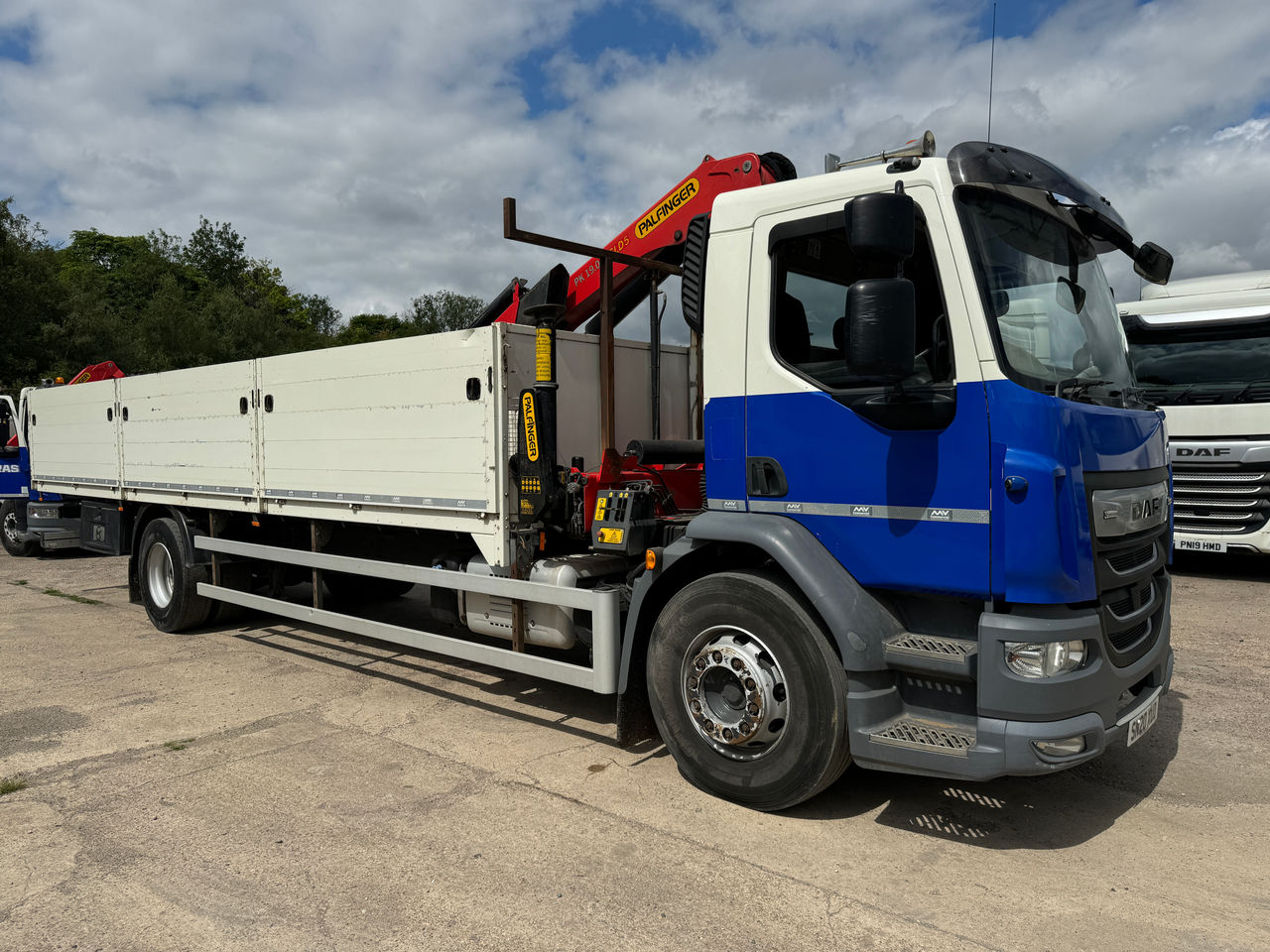 Ready to go DAF LF 290, Dropside, 290, 18 Tonne, Day Cab, Automatic, Hardwood Flooring, 3 Seats in Cab, Rear Window in Cab, FORS - Gold Kit fitted, Air Horn, , Palfinger, PK19.001 SLD B | for sale at MV Commercial, the UKs leading Truck, Trailers and Van supplier. (SN20XUD 916415)