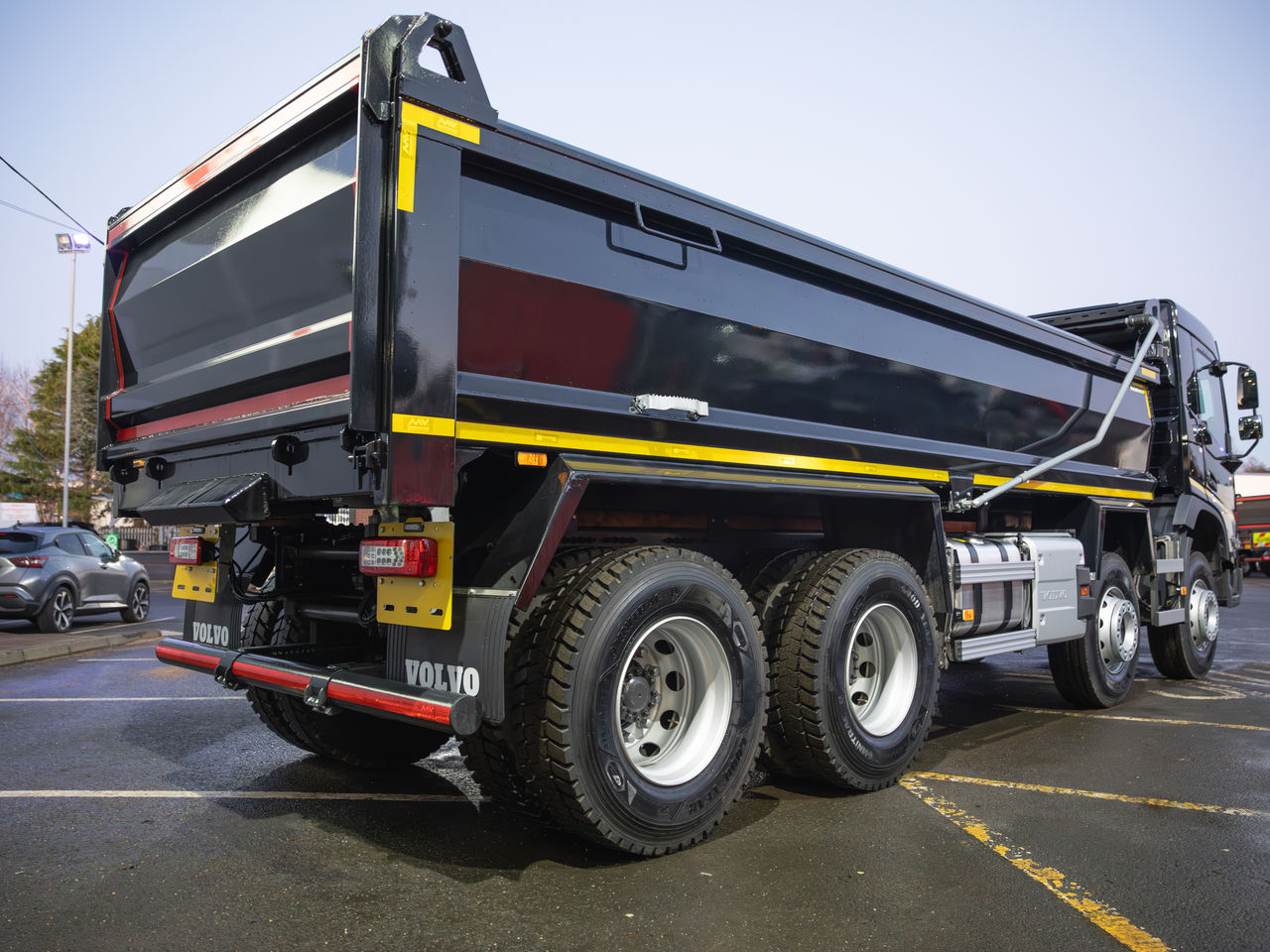 Ready to go Volvo FMX 460, Tipper, 460, 32 Tonne, Day Cab, Automatic, Volvo Engine Brake+ (VEB+), Factory Fitted PTO, Armrest - Driver Seat Only, Climate Control, DAB Radio, , -, - | for sale at MV Commercial, the UKs leading Truck, Trailers and Van supplier. (SF25XMC 961411)
