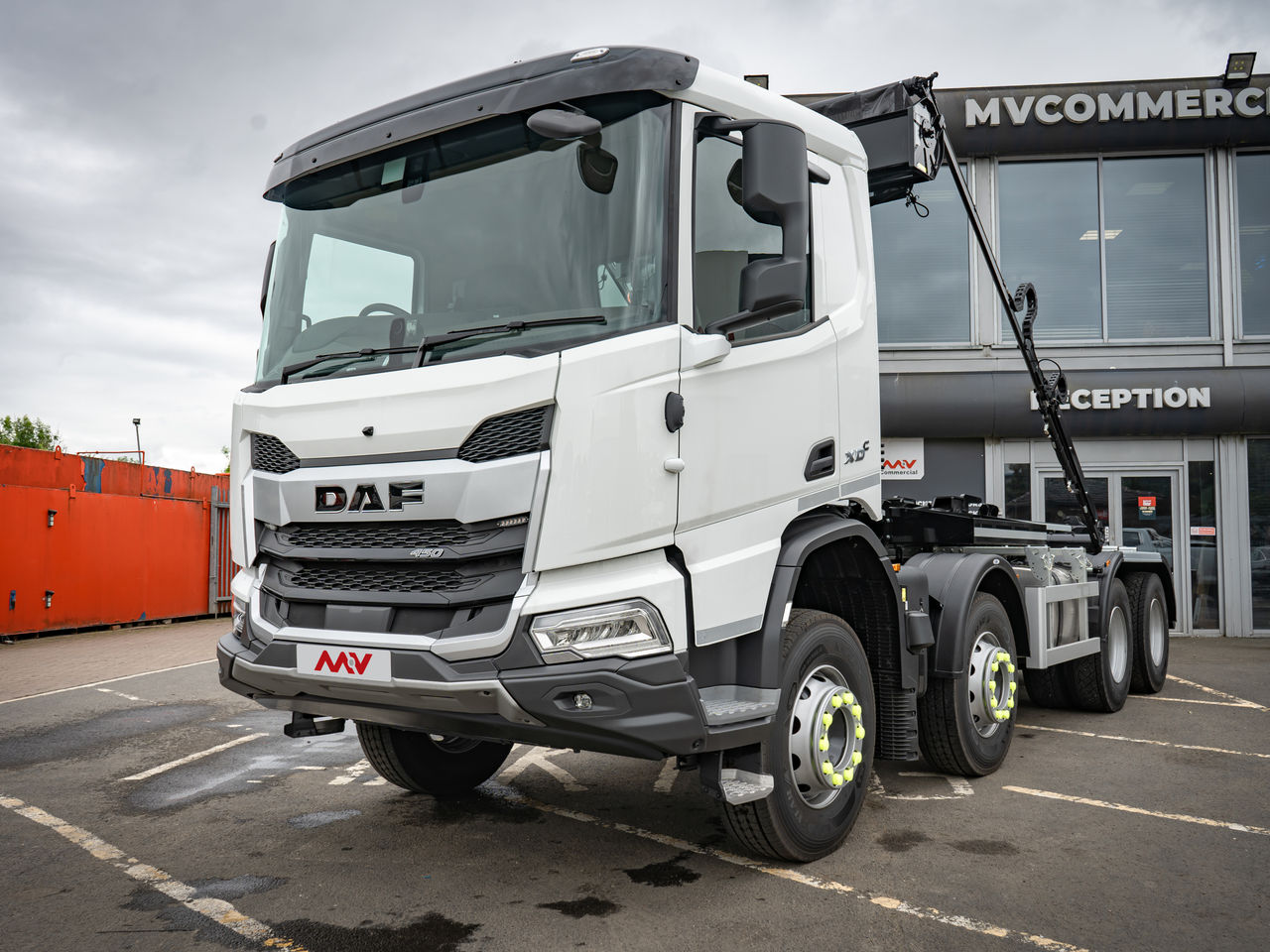Ready to go DAF FAD XD450 Construction, Hook Loader, 450, 32 Tonne, Day Cab, Automatic, Accessory power supply on the dashboard: 2x 12V/5A and three USB-A connections and additionally 2x 24V/40A (application connector A144) to the roof console., Adaptive Cruise Control, Armrest - Driver Seat Only, Cab Sunvisor , Camera at the rear of the vehicle for rear view. Camera images will be shown on the additional display in the dashboard wing belonging to the OAF Infotainment System: Luxury, Luxury Plus or Exclusive., , Boughton, Serie 9800 E | for sale at MV Commercial, the UKs leading Truck, Trailers and Van supplier. (SN74XWD 967940)