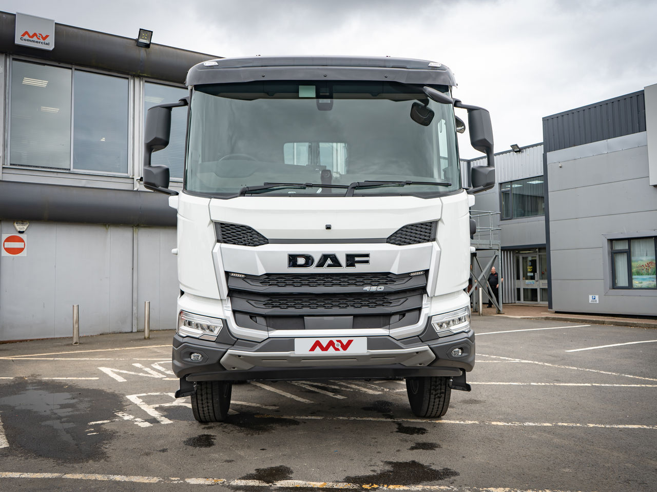 Ready to go DAF FAD XD450 Construction, Hook Loader, 450, 32 Tonne, Day Cab, Automatic, Accessory power supply on the dashboard: 2x 12V/5A and three USB-A connections and additionally 2x 24V/40A (application connector A144) to the roof console., Adaptive Cruise Control, Armrest - Driver Seat Only, Cab Sunvisor , Camera at the rear of the vehicle for rear view. Camera images will be shown on the additional display in the dashboard wing belonging to the OAF Infotainment System: Luxury, Luxury Plus or Exclusive., , Boughton, Serie 9800 E | for sale at MV Commercial, the UKs leading Truck, Trailers and Van supplier. (SN74XWD 967941)