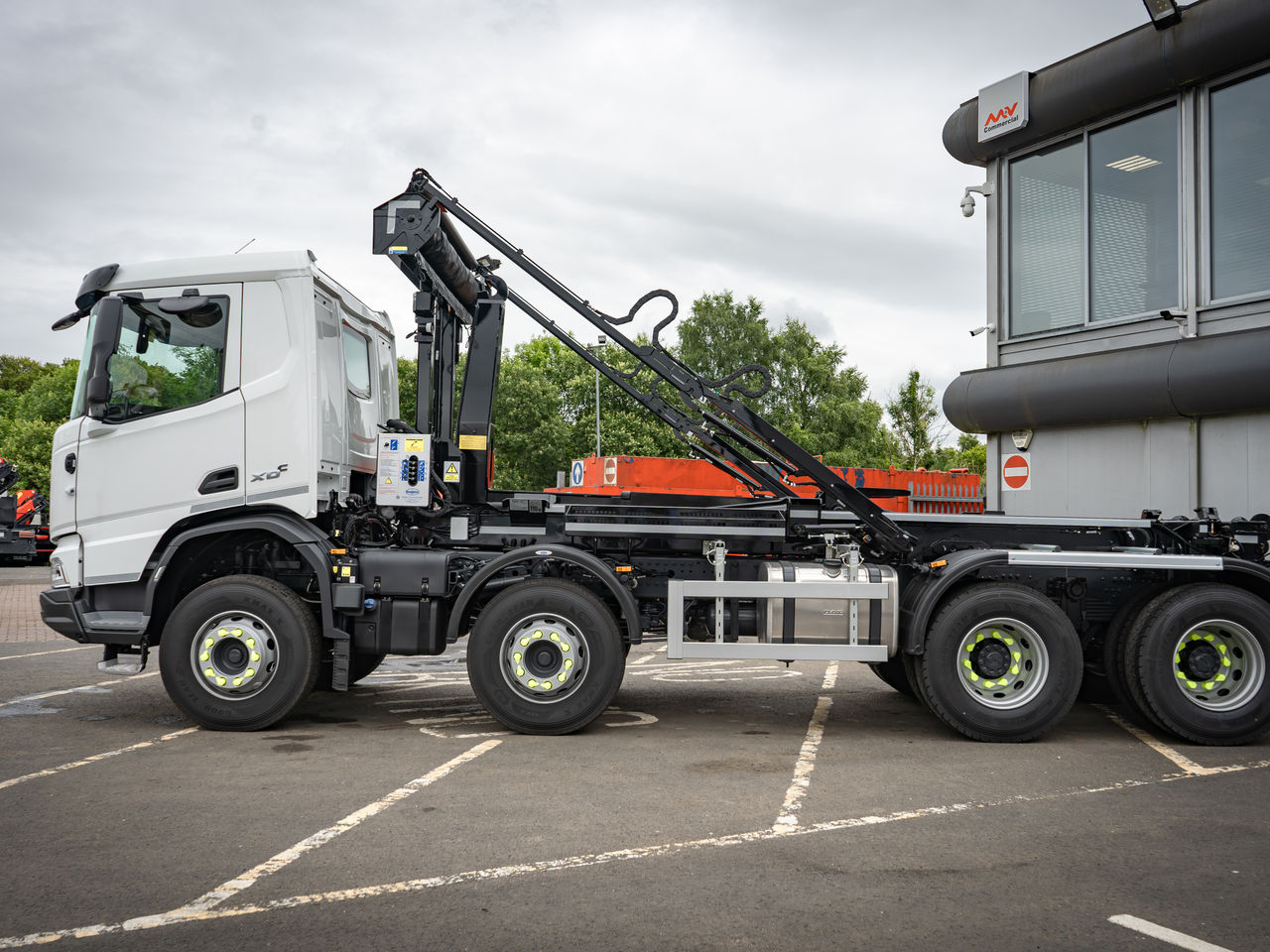 Ready to go DAF FAD XD450 Construction, Hook Loader, 450, 32 Tonne, Day Cab, Automatic, Accessory power supply on the dashboard: 2x 12V/5A and three USB-A connections and additionally 2x 24V/40A (application connector A144) to the roof console., Adaptive Cruise Control, Armrest - Driver Seat Only, Cab Sunvisor , Camera at the rear of the vehicle for rear view. Camera images will be shown on the additional display in the dashboard wing belonging to the OAF Infotainment System: Luxury, Luxury Plus or Exclusive., , Boughton, Serie 9800 E | for sale at MV Commercial, the UKs leading Truck, Trailers and Van supplier. (SN74XWD 967942)
