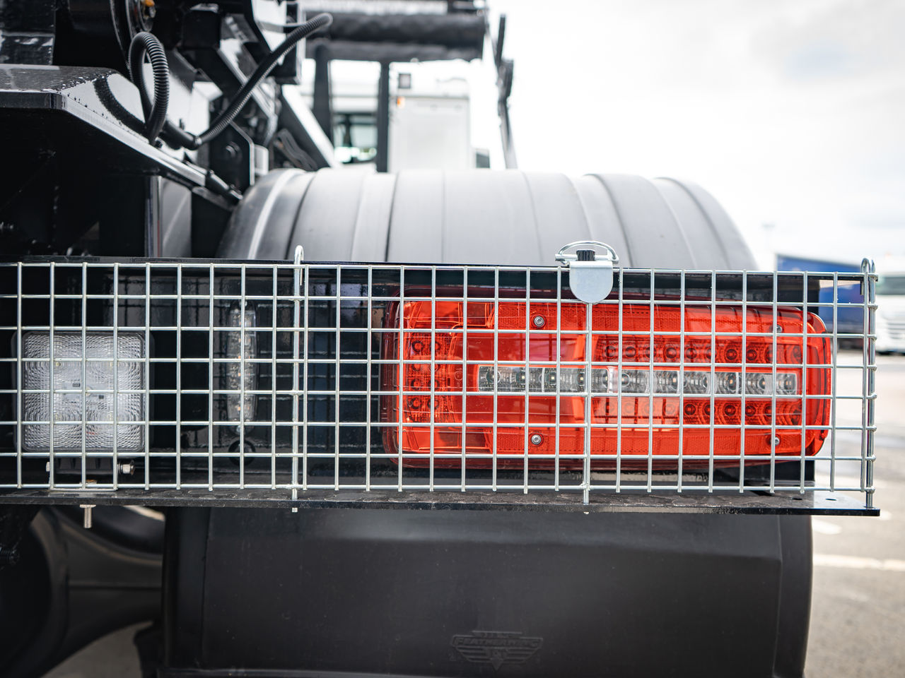 Ready to go DAF FAD XD450 Construction, Hook Loader, 450, 32 Tonne, Day Cab, Automatic, Accessory power supply on the dashboard: 2x 12V/5A and three USB-A connections and additionally 2x 24V/40A (application connector A144) to the roof console., Adaptive Cruise Control, Armrest - Driver Seat Only, Cab Sunvisor , Camera at the rear of the vehicle for rear view. Camera images will be shown on the additional display in the dashboard wing belonging to the OAF Infotainment System: Luxury, Luxury Plus or Exclusive., , Boughton, Serie 9800 E | for sale at MV Commercial, the UKs leading Truck, Trailers and Van supplier. (SN74XWD 967946)
