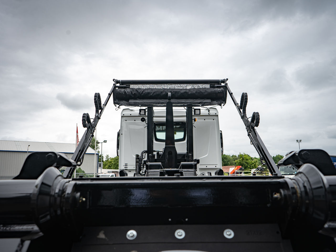 Ready to go DAF FAD XD450 Construction, Hook Loader, 450, 32 Tonne, Day Cab, Automatic, Accessory power supply on the dashboard: 2x 12V/5A and three USB-A connections and additionally 2x 24V/40A (application connector A144) to the roof console., Adaptive Cruise Control, Armrest - Driver Seat Only, Cab Sunvisor , Camera at the rear of the vehicle for rear view. Camera images will be shown on the additional display in the dashboard wing belonging to the OAF Infotainment System: Luxury, Luxury Plus or Exclusive., , Boughton, Serie 9800 E | for sale at MV Commercial, the UKs leading Truck, Trailers and Van supplier. (SN74XWD 967947)