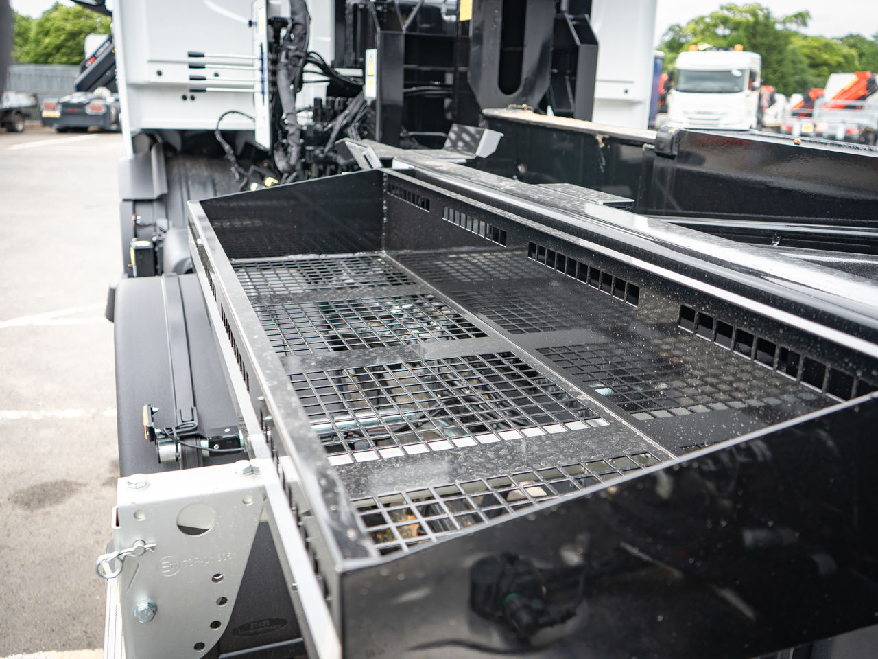 Ready to go DAF FAD XD450 Construction, Hook Loader, 450, 32 Tonne, Day Cab, Automatic, Accessory power supply on the dashboard: 2x 12V/5A and three USB-A connections and additionally 2x 24V/40A (application connector A144) to the roof console., Adaptive Cruise Control, Armrest - Driver Seat Only, Cab Sunvisor , Camera at the rear of the vehicle for rear view. Camera images will be shown on the additional display in the dashboard wing belonging to the OAF Infotainment System: Luxury, Luxury Plus or Exclusive., , Boughton, Serie 9800 E | for sale at MV Commercial, the UKs leading Truck, Trailers and Van supplier. (SN74XWD 967948)