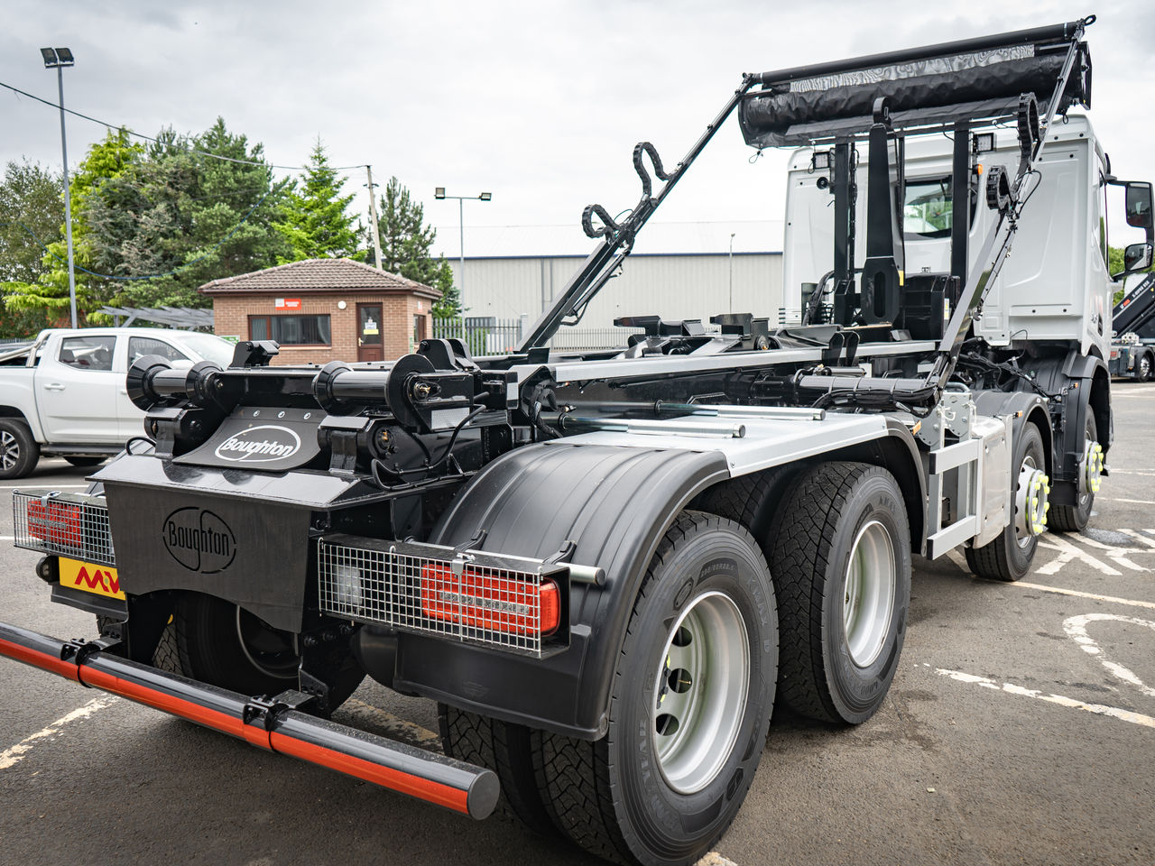 Ready to go DAF FAD XD450 Construction, Hook Loader, 450, 32 Tonne, Day Cab, Automatic, Accessory power supply on the dashboard: 2x 12V/5A and three USB-A connections and additionally 2x 24V/40A (application connector A144) to the roof console., Adaptive Cruise Control, Armrest - Driver Seat Only, Cab Sunvisor , Camera at the rear of the vehicle for rear view. Camera images will be shown on the additional display in the dashboard wing belonging to the OAF Infotainment System: Luxury, Luxury Plus or Exclusive., , Boughton, Serie 9800 E | for sale at MV Commercial, the UKs leading Truck, Trailers and Van supplier. (SN74XWD 967949)