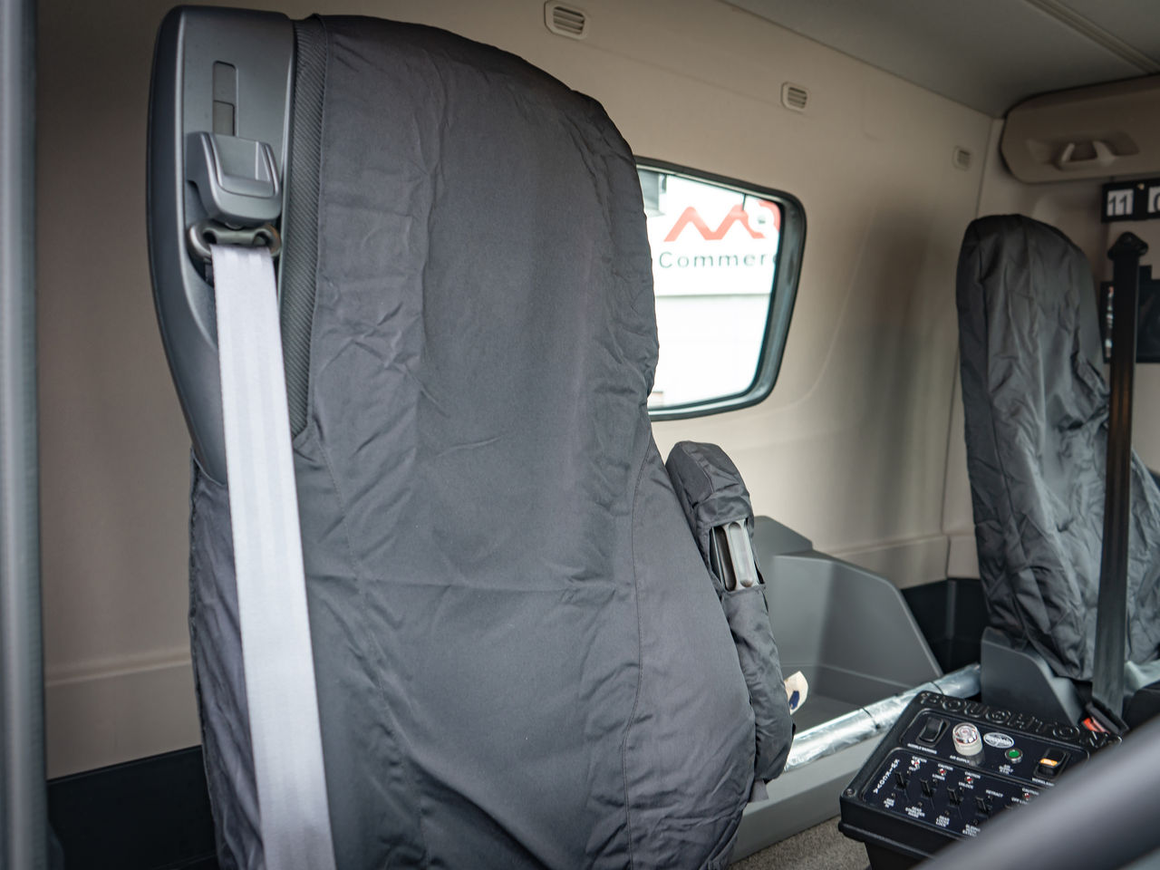 Ready to go DAF FAD XD450 Construction, Hook Loader, 450, 32 Tonne, Day Cab, Automatic, Accessory power supply on the dashboard: 2x 12V/5A and three USB-A connections and additionally 2x 24V/40A (application connector A144) to the roof console., Adaptive Cruise Control, Armrest - Driver Seat Only, Cab Sunvisor , Camera at the rear of the vehicle for rear view. Camera images will be shown on the additional display in the dashboard wing belonging to the OAF Infotainment System: Luxury, Luxury Plus or Exclusive., , Boughton, Serie 9800 E | for sale at MV Commercial, the UKs leading Truck, Trailers and Van supplier. (SN74XWD 967954)