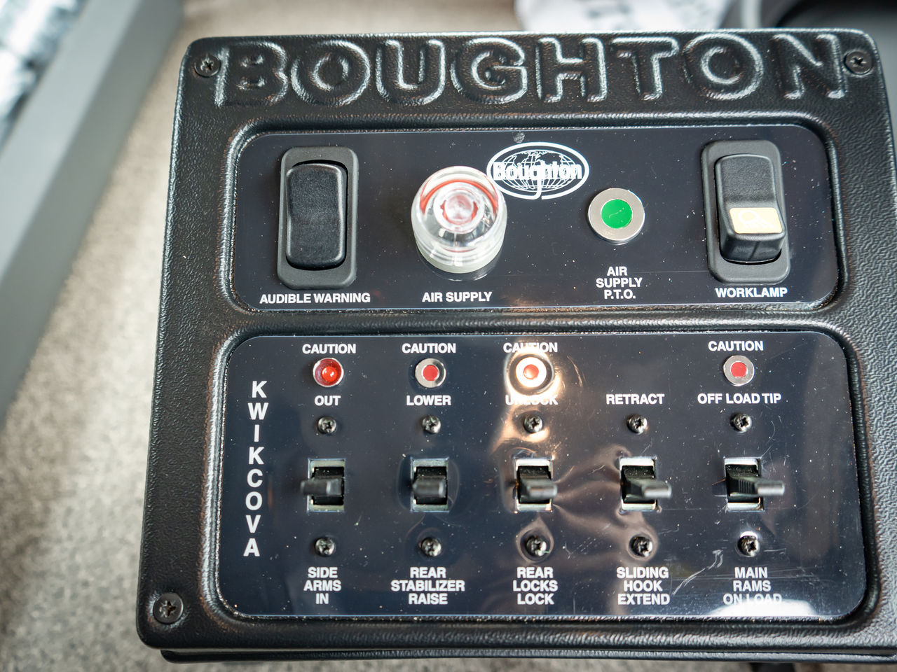 Ready to go DAF FAD XD450 Construction, Hook Loader, 450, 32 Tonne, Day Cab, Automatic, Accessory power supply on the dashboard: 2x 12V/5A and three USB-A connections and additionally 2x 24V/40A (application connector A144) to the roof console., Adaptive Cruise Control, Armrest - Driver Seat Only, Cab Sunvisor , Camera at the rear of the vehicle for rear view. Camera images will be shown on the additional display in the dashboard wing belonging to the OAF Infotainment System: Luxury, Luxury Plus or Exclusive., , Boughton, Serie 9800 E | for sale at MV Commercial, the UKs leading Truck, Trailers and Van supplier. (SN74XWD 967957)