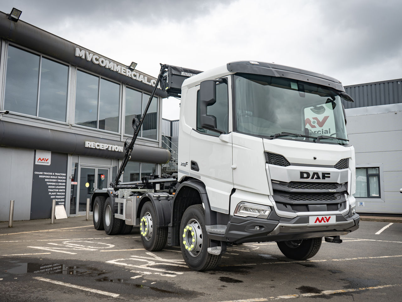 Ready to go DAF FAD XD450 Construction, Hook Loader, 450, 32 Tonne, Day Cab, Automatic, Accessory power supply on the dashboard: 2x 12V/5A and three USB-A connections and additionally 2x 24V/40A (application connector A144) to the roof console., Adaptive Cruise Control, Armrest - Driver Seat Only, Cab Sunvisor , Camera at the rear of the vehicle for rear view. Camera images will be shown on the additional display in the dashboard wing belonging to the OAF Infotainment System: Luxury, Luxury Plus or Exclusive., , Boughton, Serie 9800 E | for sale at MV Commercial, the UKs leading Truck, Trailers and Van supplier. (SN74XWD 967963)