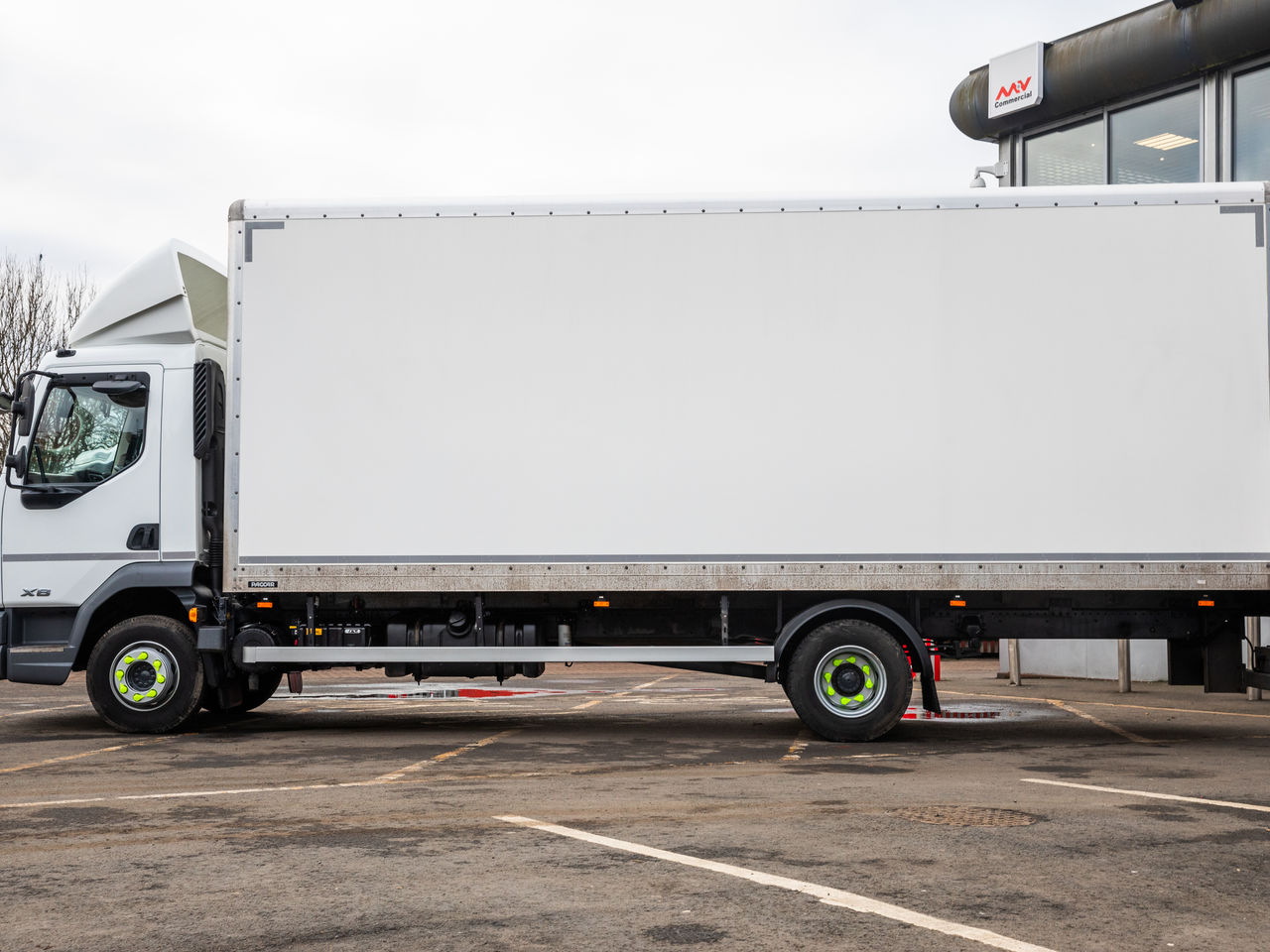 Ready to go DAF XB190, Box, 190, 7.5 Tonne, Day Cab, Automatic, Camera at the rear of the vehicle for rear view. Camera images will be shown on the additional display in the dashboard wing belonging to the OAF Infotainment System: Luxury, Luxury Plus or Exclusive., Column Tail Lift , DAB Radio, DAF drowsiness detection assesses the driver's alertness through vehicle systems analysis and warns the driver, when deemed necessary., Drive-off Assist informs the driver of vulnerable road users in the front bumper area and, if applicable, warns the driver to prevent collision, , -, - | for sale at MV Commercial, the UKs leading Truck, Trailers and Van supplier. (SN74XVS 974870)