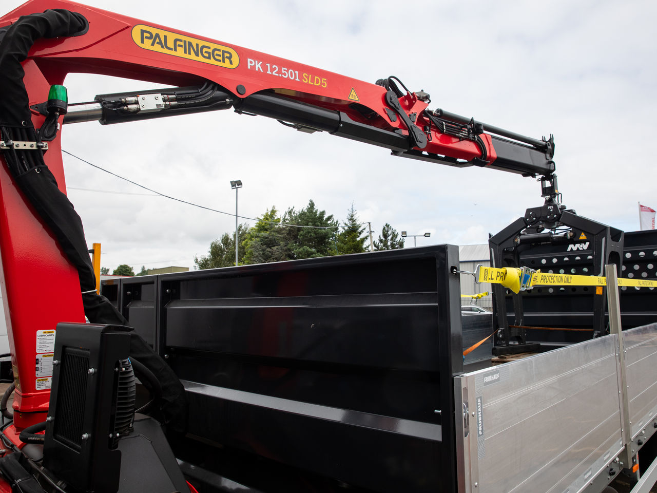 Ready to go DAF XB290, Brick Grabs, 290, 18 Tonne, Day Cab, Automatic, 30l - AdBlue , 3 Seats in Cab, Adaptive Cruise Control, Air Conditioning, Beacons, , Palfinger, PK12.501 | for sale at MV Commercial, the UKs leading Truck, Trailers and Van supplier. (L547152 975529)