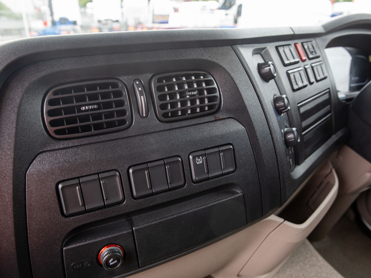 Ready to go DAF XB290, Brick Grabs, 290, 18 Tonne, Day Cab, Automatic, 30l - AdBlue , 3 Seats in Cab, Adaptive Cruise Control, Air Conditioning, Beacons, , Palfinger, PK12.501 | for sale at MV Commercial, the UKs leading Truck, Trailers and Van supplier. (L547152 975542)