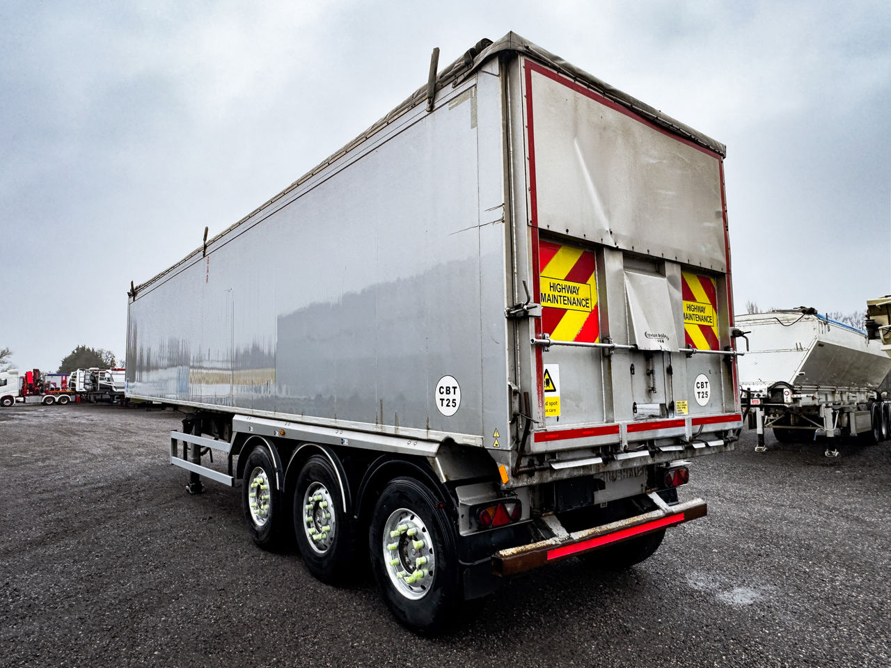 2017 FRUEHAUF 70 cu yd SLOPER with auto sheet, manual tailgate, reverse camera Trailers for sale at MV Commercial