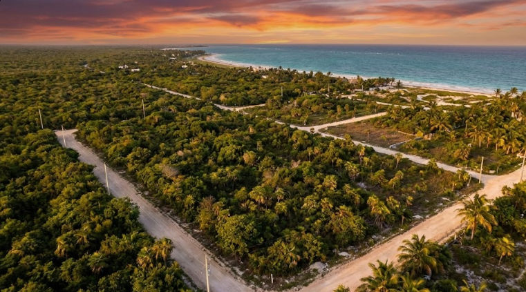 Inversión en Yobaín: Terrenos de alta plusvalía y crecimiento patrimonial con Itzimná Real Estate Vista aérea de terrenos con alta plusvalía inmobiliaria en Yobaín, Yucatán, ubicados estratégicamente cerca de la playa de Chabihau para inversión segura