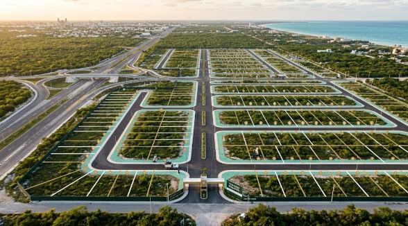 Terrenos de inversión con alta plusvalía en el norte de Mérida - Itzimna Real Estate Vista aérea de desarrollo inmobiliario con terrenos de inversión delimitados cerca de la costa, representando las mejores zonas para invertir en Mérida