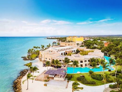 Vista aérea del resort de lujo Sanctuary Cap Cana en Punta Cana, con piscinas y playa.
