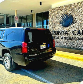 Transporte privado tipo SUV negro estacionado en el Aeropuerto Internacional de Punta Cana