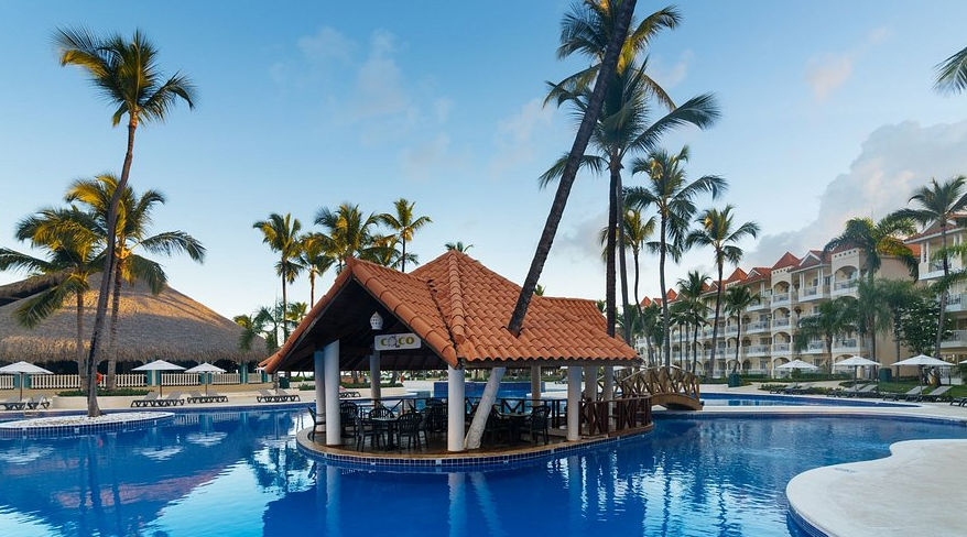 Piscina de resort con cabaña