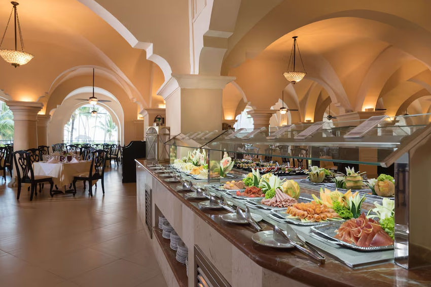 Área de buffet y restaurante en el Occidental Punta Cana All Inclusive