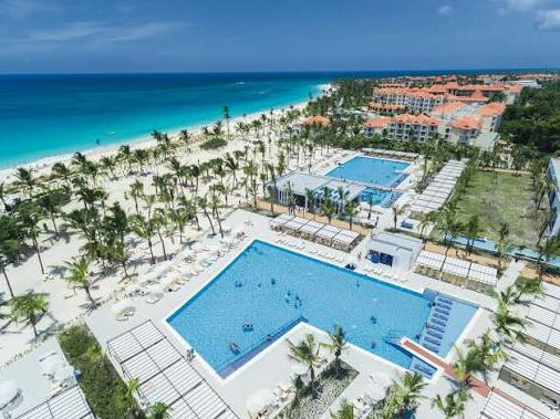 Vista aérea de un espectacular resort todo incluido en Punta Cana con piscinas y playa