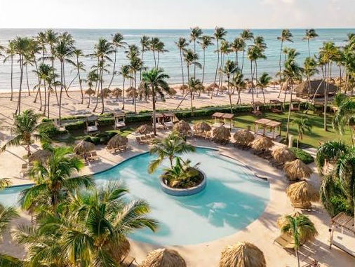 Vista aérea de un resort con piscina y playa en Punta Cana
