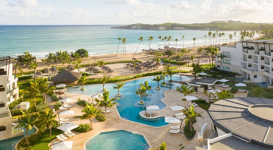 Vista aerea de las piscinas y playa en Dreams Macao Beach Punta Cana