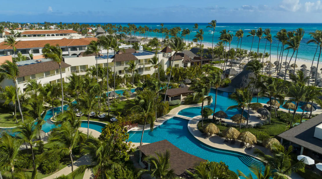 Vista aerea de las piscinas y palmeras en Dreams Royal Beach Punta Cana