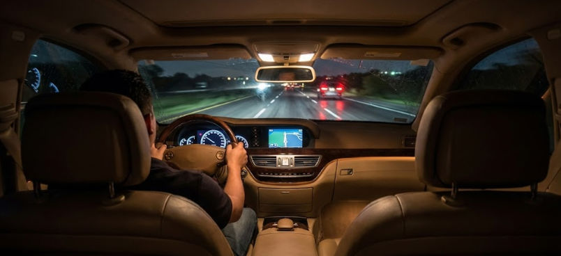 Vehículo de traslado privado seguro viajando de noche por la carretera desde el Aeropuerto de Cancún hacia Puerto Morelos