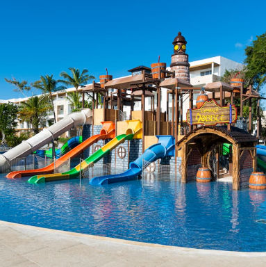 Parque acuático infantil con temática pirata y toboganes de colores en la piscina de un resort